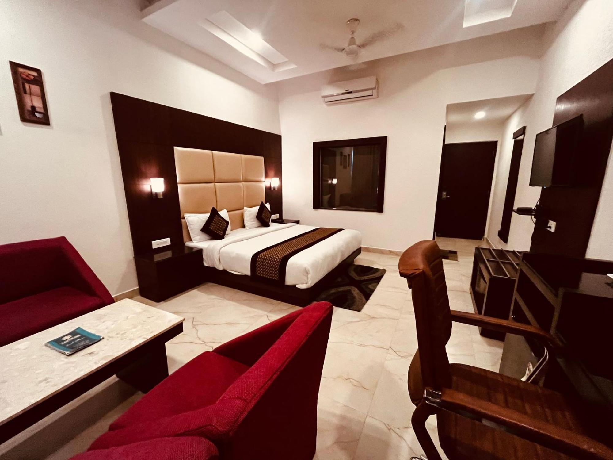 Hotel The Onix Dehradun Exterior photo