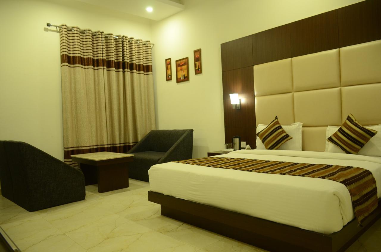 Hotel The Onix Dehradun Exterior photo